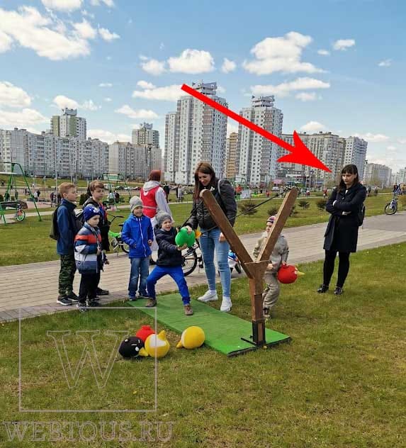 убрать девушку с фото